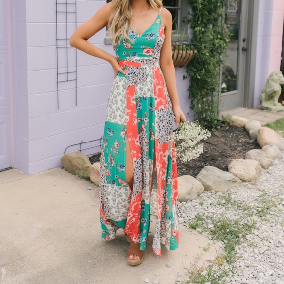 Promesa Dresses & Skirts - 🆕 V-Neck Patch Floral Maxi Dress
